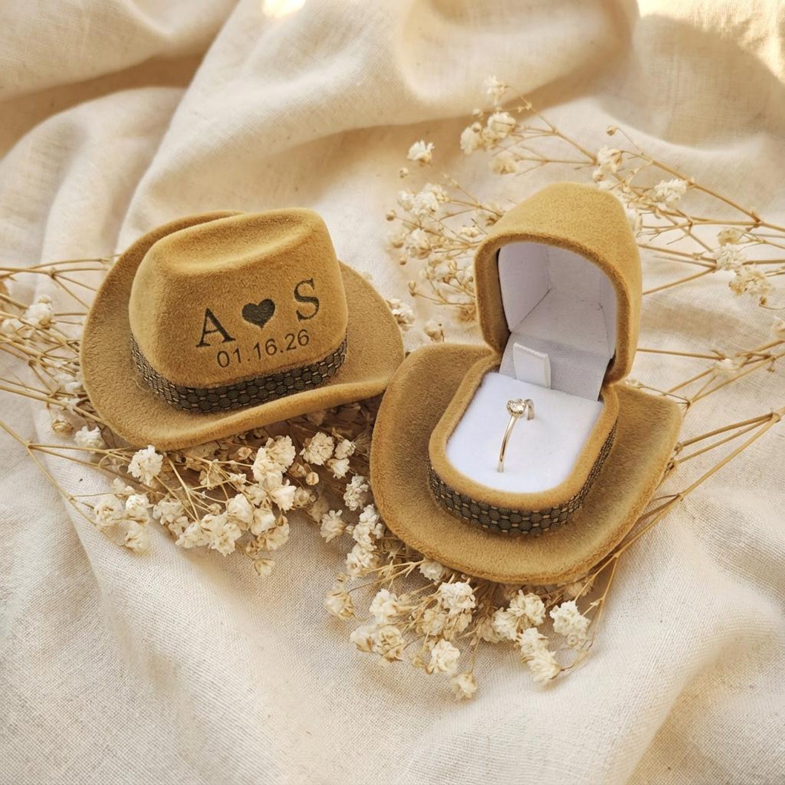 Personalized Cowboy Hat Ring B - Velvet Jewelry Box ulasan dan harga